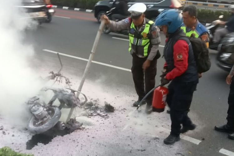 Motor Terbakar di Jalan Gatot Subroto Jaksel Arah Slipi, Diduga Akibat Korsleting