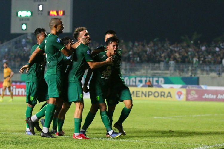 Pemain Persebaya Surabaya merayakan gol ke gawang Dewa United pada laga terakhir Liga 1 2022-2023 di Stadion Gelora Joko Samudro, Gresik, Jawa Timur, Sabtu (15/4/2023) malam WIB. Laga Persebaya vs Dewa United berakhir dengan skor 3-0.