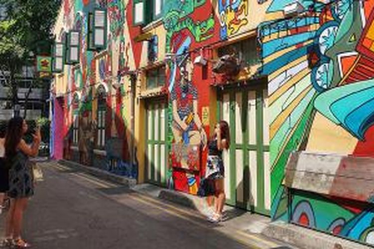 Mural di dinding lorong Jalan Haji Lane menarik minat wisatawan, Sabtu (30/5/2015). Kawasan Haji Lane berdekatan dengan Kampung Arab dan Kampung Glam menjadi tujuan baru wisatawan, khususnya yang ingin belanja produk unik hasil karya desainer lokal.