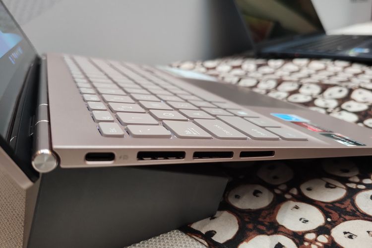 Asus ZenBook S 13 OLED (UM5302) resmi dipasarkan di Indonesia dengan harga Rp 21 juta. Laptop berukuran 13,3 inci dengan layar OLED ini memiliki bobot sangat ringan, 1,1 kg.