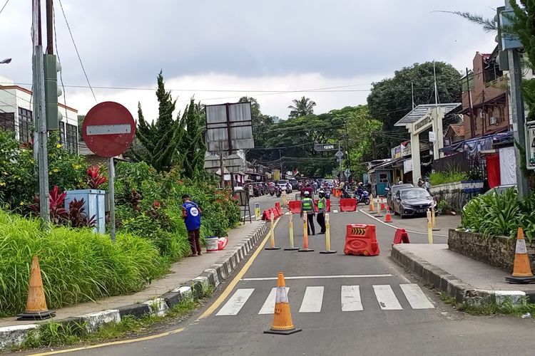 Polisi menerapkan kebijakan situasional berupa pemberlakuan sistem one way atau satu arah di sepanjang Jalur Puncak Bogor, Jawa Barat, Minggu (6/3/2022).