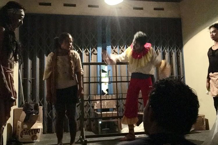 Salah satu adegan pertunjukan teater di dalam rumah