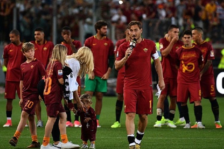 Francesco Totti ditemani istri dan ketiga anaknya memberi ucapan perpisahan kepada publik Olimpico seusai laga antara AS Roma dan Genoa, Minggu (28/5/2017). 