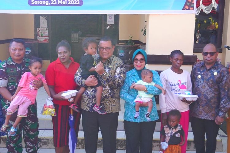 Pj Gubernur Papua Barat Daya saat menyerahkan bantuan makanan bergizi ke bayi.
