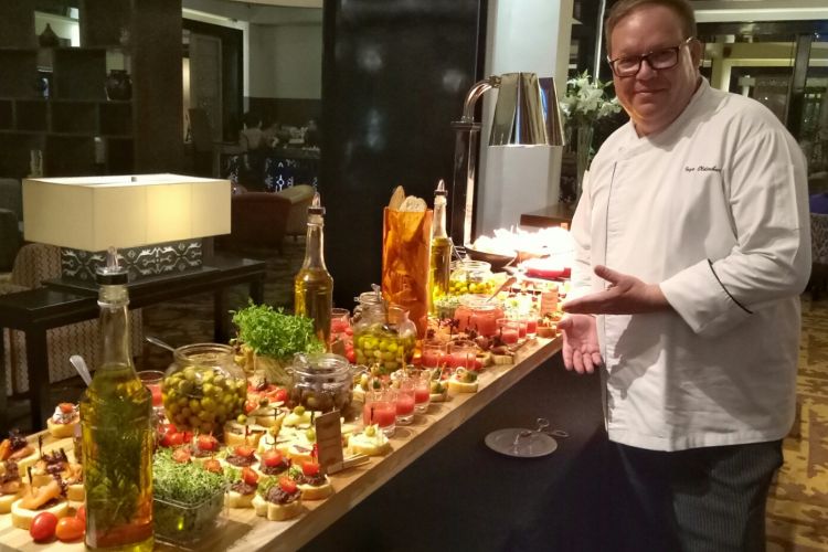 Executive Chef di Hotel Gran Melia Jakarta, Ingo Oldenburg memperlihatkan ragam camilan khas yang termasuk dalam budaya Tapas di Spanyol, Jumat (25/8/2017).