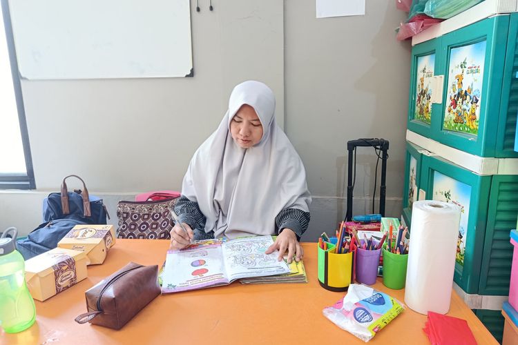 Di Tengah Bau Sampah, Firda Menyalakan Mimpi Anak-anak Pemulung