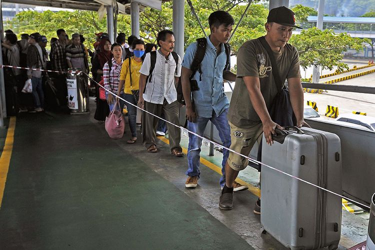 Sejumlah pemudik tujuan Sumatera yang pulang kampung lebih awal antre masuk kapal ferry di Pelabuhan Merak, Banten, Sabtu (25/5/2019). Memasuki minggu ketiga bulan puasa arus mudik di Pelabuhan Merak mulai meningkat dan puncaknya diprediksi akan terjadi pada H-5 atau tanggal 30 Mei mendatang.