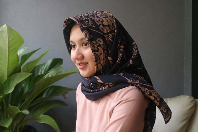 Intan Hapsari (24) dara cantik lulusan Pendidikan Bahasa dan Sastra Indonesia, Universitas Sultan Ageng Tirtayasa Banten kini tengah menikmati menjalankan bisnis jual beli hijab. 