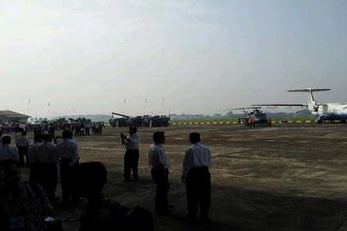 Suasana sekitar lokasi menjelang kunjungan Presiden SBY yang akan menyaksikan penandatangan kerja sama antara PT Dirgantara dan Kementerian Pertahanan untuk pengadaan CN295, Rabu (26/10/2011).