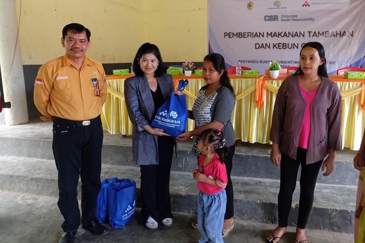 Penyaluran Pemberian Makanan Tambahan (PMT) oleh PT GNI dan PT SEI kepada masyarakat di Morowali Utara, Sulawesi Tengah.