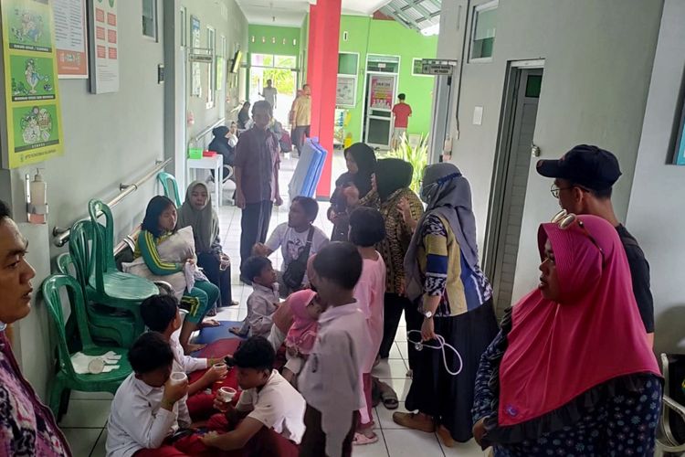 26 siswa SD Negeri 2 Selabaya, Kecamatan Kalimanah, Purbalingga, Jawa Tengah dirawat di Puskesmas usai mengalami gejala keracunan, Selasa (30/1/2024).