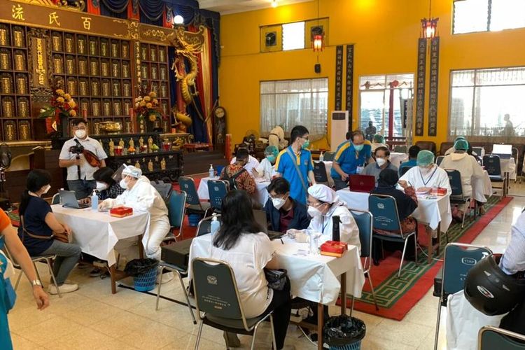 Komunitas Tionghoa membantu vaksinasi Covid-19 untuk 7.000 orang terdiri dari 3.000 lansia dan 4.000 guru dari tingkat PAUD sampai dengan SMA di Kota Bandung. Vaksinasi ini dilakukan untuk mempercepat upaya memutus mata rantai penularan virus Covid-19 di Kota Bandung.