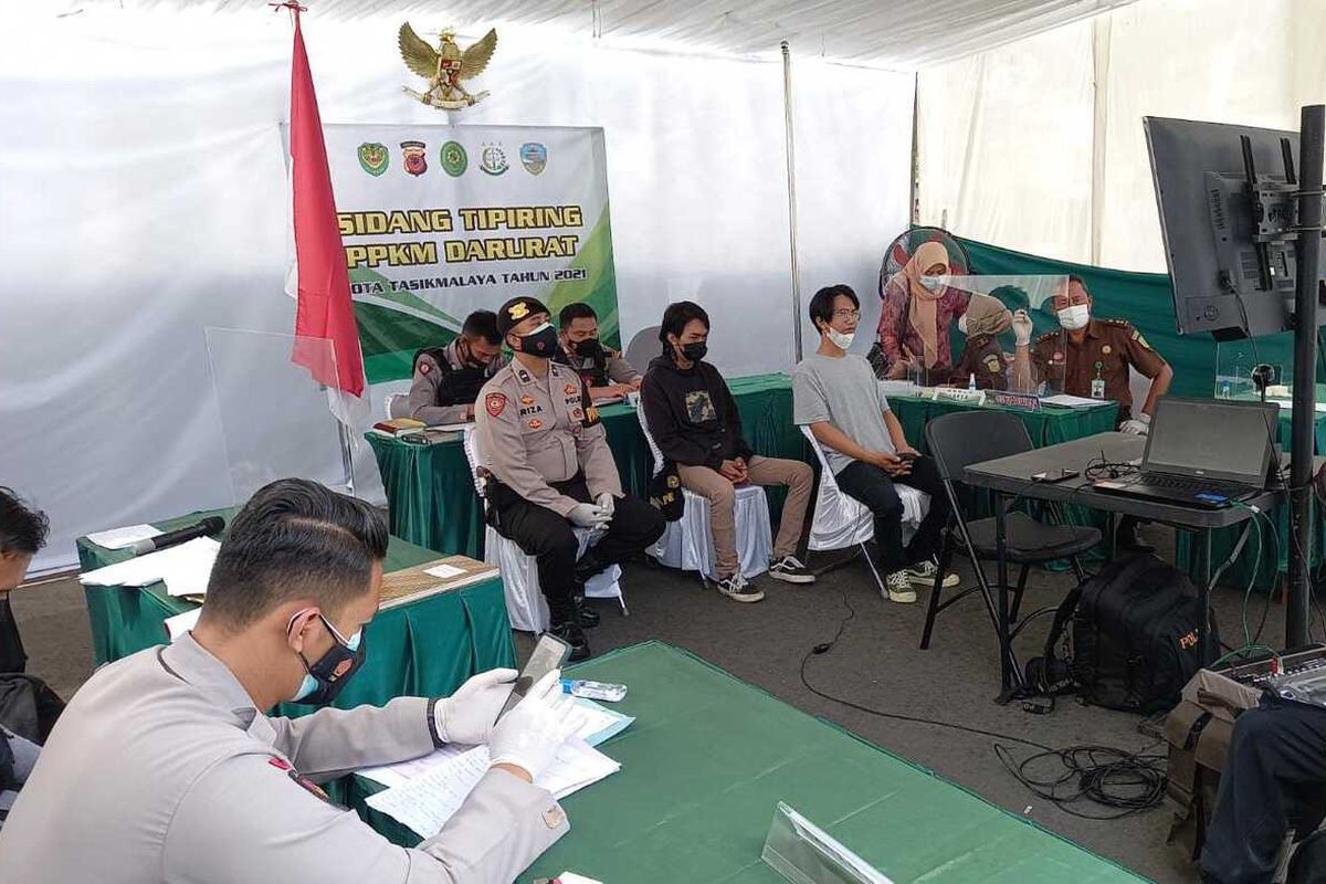 Pemuda di Tasikmalaya memilih dikurung penjara 3 hari daripada bayar denda Rp 5 juta karena kedai kopi miliknya dinyatakan melanggar PPKM Darurat saat sidang virtual oleh Pengadilan Negeri Tasikmalaya, Selasa (13/7/2021).