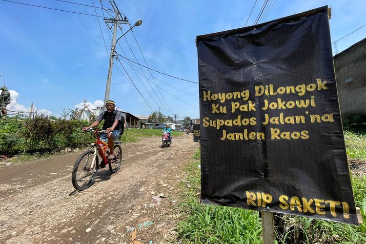 Banner berisi tulisan yang bernada protes dan komplain terpasang di sepanjang Jalan Saketi, Kampung Cilebak, Desa Rancamanyar, Kabupaten Bandung, Jawa Barat. Tulisan-tulisan itu ditujukan kepada pemerintah daerah (Pemda) atau pemerintah desa yang hingga kini belum memperbaiki jalan tersebut sejak tahun 1984.
