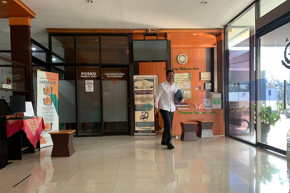 Sekretaris DPRD Kabupaten Madiun, Yudi Hartono keluar dari ruang pemeriksaan Kejari Kabupaten Madiun, Jawa Timur, Rabu (8/5/2024) siang. Yudi diperiksa sebagai saksi kasus dugaan korupsi dana aspirasi DPRD Kabupaten Madiun pembangunan dua kolam renang senilai Rp 1,5 milyar. 