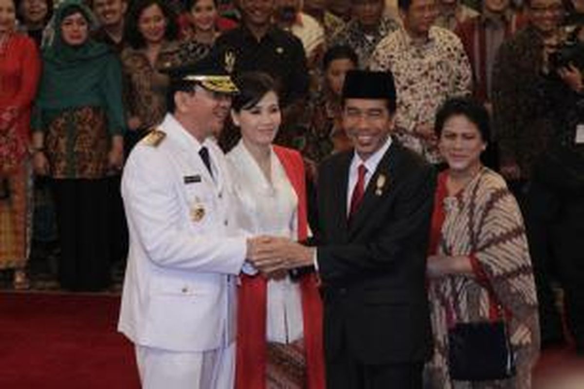 Presiden Joko Widodo didampingi oleh Iriana Joko Widodo bersalaman dengan Gubernur DKI Jakarta Basuki Tjahaja Purnama dan istri seusai acara pelantikan Gubernur DKI Jakarta, di Istana Negara, Jakarta, Rabu (19/11/2014). Basuki Tjahaja Purnama dilantik menjadi Gubernur DKI Jakarta untuk sisa masa jabatan 2012-2014 menggantikan Joko Widodo. 