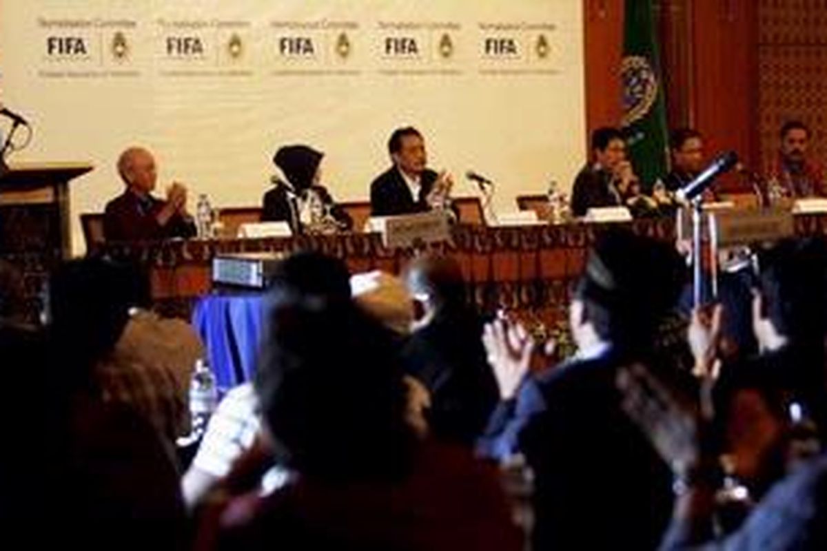 Ketua Komite Normalisasi Agum Gumelar (kiri) memimpin pertemuan dengan pemilik hak suara PSSI, di Golden Ballroom Hotel Sultan, Senayan, Jakarta, Kamis (14/4/2011). Atas permintaan Ketua Komite Normalisasi dan persetujuan peserta pertemuan, acara ini kemudian berubah menjadi kongres dengan salah satu agendanya adalah membentuk komite pemilihan ketua umum PSSI untuk penyelenggaraan kongres pemilihan Ketua Umum PSSI tanggal 20 Mei 2011 mendatang.