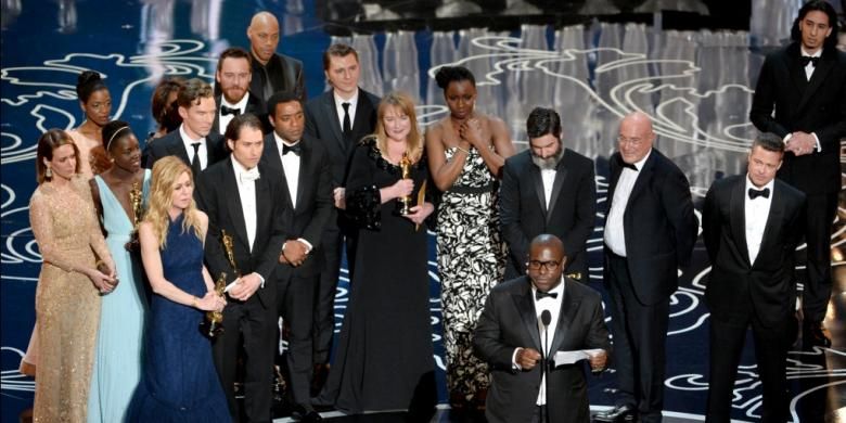 Steve McQueen (tengah) menerima penghargaan Best Picture atau film terbaik Oscar 2014 untuk film 12 Years a Slave.