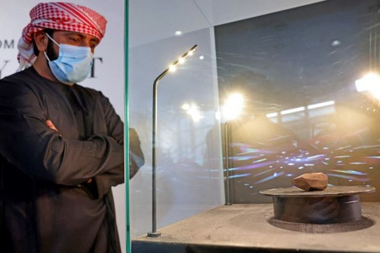 Sebuah foto yang diambil pada Senin (17/1/2022), menunjukkan The Enigma, berlian hitam 555,55 karat, di Sotheby's di emirat Teluk Dubai. 