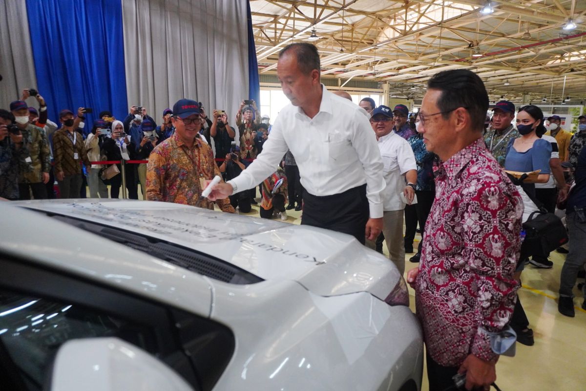 Menteri Perindustrian Agus Gumiwang Kartasasmita meresmikan ekspor perdana Kijang Innova Zenix Hybrid di TMMIN, Selasa (21/2/2023)