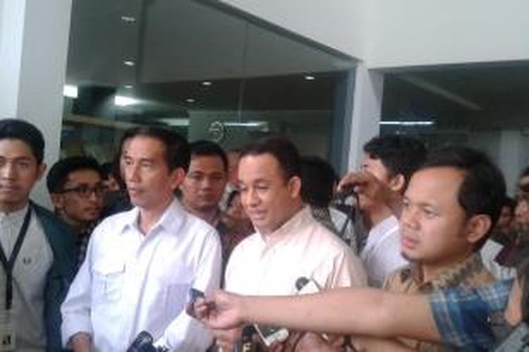 Gubernur DKI Jakarta Joko Widodo (kiri), bersama dengan Rektor Universitas Paramadina Anies Baswedan (tengah) dan Wali Kota Bogor Terpilih Bima Arya (kanan), usai menghadiri acara 