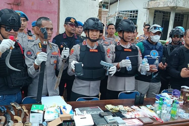 Polda Sultra Gerebek Wilayah Diduga Sarang Peredaran Narkoba, Satu Senpi dan 11 Orang Diamankan