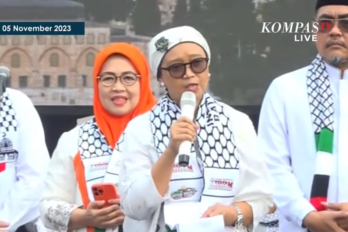 Menteri Luar Negeri Retno Marsudi membacakan puisi dalam  Aksi Akbar Bela Palestina di Monumen Nasional (Monas), Jakarta Pusat, Minggu (5/11/2023).