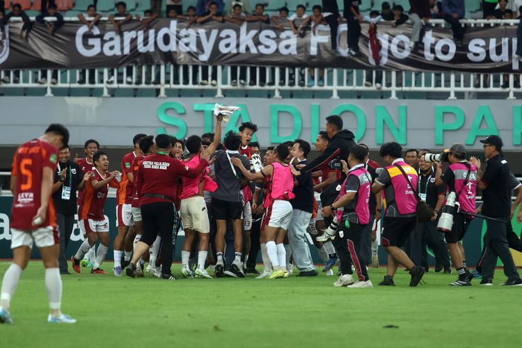 Sejumlah pesepak bola Garudayaksa FC berselebrasi setelah timnya mengalahkan Persikad dalam lanjutan Liga 2 Pegadaian di Stadion Pakansari, Kabupaten Bogor, Jawa Barat, Sabtu (2/5/2026). Garudayaksa FC mengunci tiket promosi ke Liga 1 musim 2026-2027 setelah mengalahkan Persikad dengan skor 3-1. ANTARA FOTO/Yulius Satria Wijaya/nym.