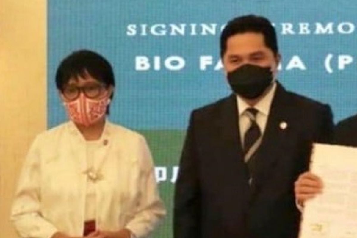 Minister of Foreign Affairs Retno Marsudi (left) and State-Owned Enterprises Minister Erick Thohir (second left), who is also the chief executive of the Covid-19 Handling and National Economic Recovery Committee witness the signing of agreement between Bio Farma and Sinovac in Sanya, Hainan on Thursday August 20, 2020.  