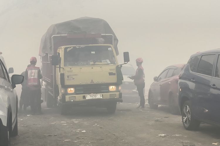 Kebakaran TPA Jatiwaringin Belum Padam, Asap Pekat Selimuti Permukiman di Buaran Jati