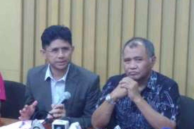Ketua KPK Agus Rahardjo (kanan) dan Wakil Ketua KPK Laode M Syarif (kiri) dalam konferensi pers di gedung KPK, Jakarta, Senin (1/2/2016). 