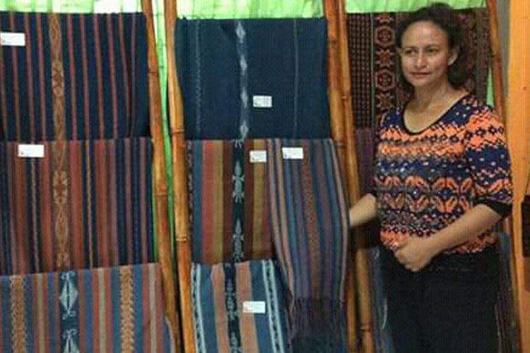 Aneka kain tenun ikat di Galeri Sonya Tenun di kota Maumere, Kabupaten Sikka, Flores, Nusa Tenggara Timur, Kamis (9/5/2019).