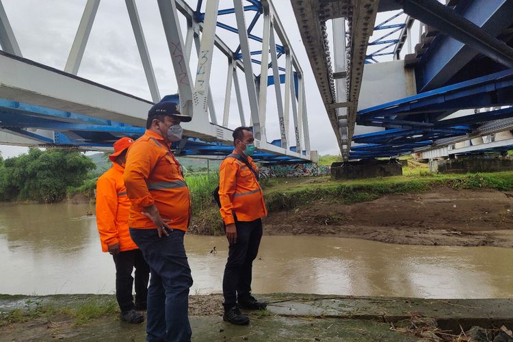 Vice Prsedent PT KAI Daop 5 Purwokerto Daniel Johanes Hutabarat melakukan pemeriksaan Kondisi Jembatan (BH) di petak jalan Prupuk-Slawi.