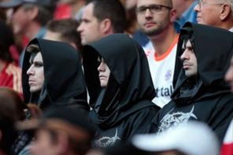 Sekelompok pria berjubah misterius yang muncul di Stadion Allianz Arena, Munchen dalam pertandingan Bayern Munchen vs Hertha Berlin, Sabtu (26/10/2013)