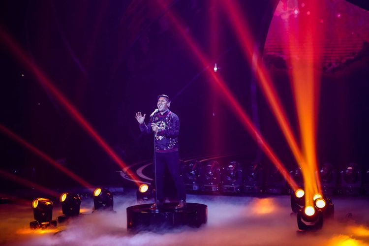 Abdul menyanyikan lagu Fix You milik Coldplay di grand final Indonesian Idol 2018, di Ecovention Ancol, Jakarta Utara, Senin (16/4/2018). Maria dan Abdul berhasil mencapai babak grand final Indonesian Idol 2018.