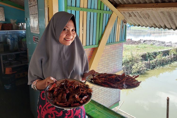 Lobster air tawar bakar menjadi menu favorit pengunjung Rawa Pening