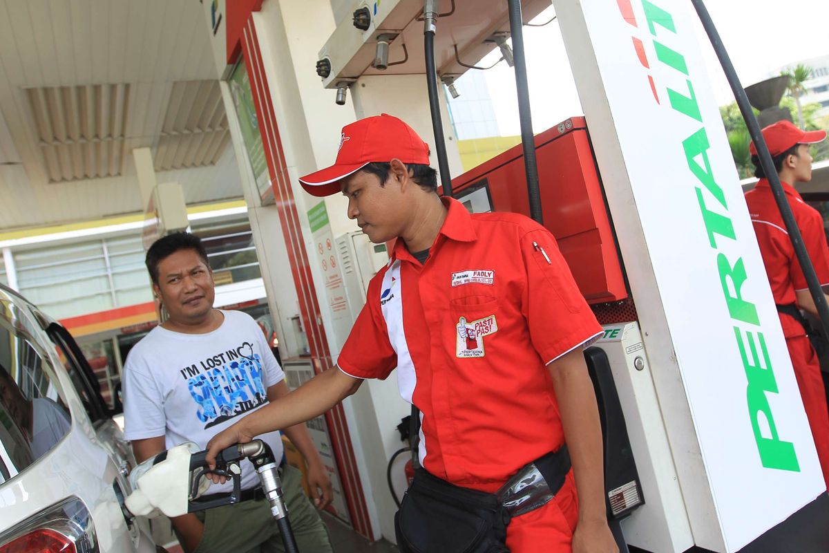 Petugas melayani pembeli Pertalite di SPBU Abdul Muis, Jakarta Pusat, Jumat (24/7/2015). PT Pertamina (Persero) mulai menjual Pertalite dengan oktan 90 kepada konsumen dengan harga Rp.8400 perliter. 