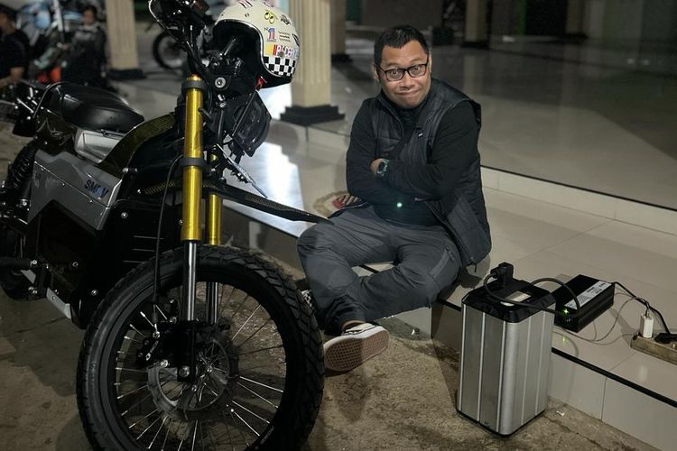 Annisa Zahra Pratiwi atau akrab disapa Icha menceritakan perjalanannya dari Bandung menuju Denpasar menggunakan sepeda motor listrik SMEV.