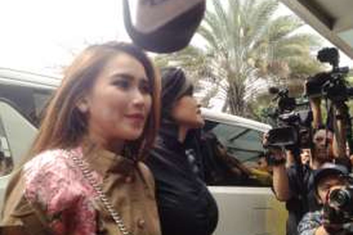 Ayu Ting Ting dan Julia Perez datangi Direktorat Reserse Kriminal Khusus, Polda Metro Jaya, Jakarta Pusat, Senin (21/3/2016).