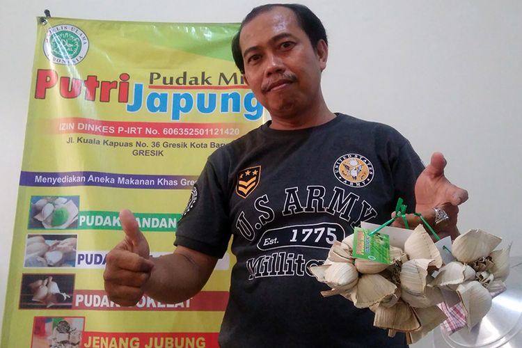 Agus Boediono saat memamerkan pudak mini hasil karyanya.