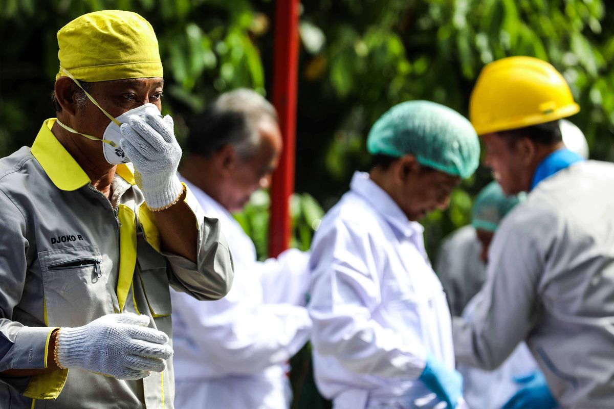 Petugas Badan Pengawas Tenaga Nuklir (Bapeten) melakukan proses dekontaminasi tanah, yaitu memantau dan mengeruk tanah yang terpapar radiasi radioaktif caesium 137 di lahan kosong kawasan Perumahan Batan Indah, Kademangan, Setu, Tangerang Selatan, Selasa (18/2/2020). Kepala BATAN, Anhar Riza Antariksawan memastikan temuan Bapeten tentang adanya zat radioaktif di lahan kosong kawasan Perumahan Batan tidak berasal dari kecelakaan atau kebocoran reaktor riset G.A. Siwabessy, dan hingga saat ini reaktor yang dioperasikan sejak 1987 tersebut tetap beroperasi dengan aman dan lancar. total sudah lebih dari 115 drum sampel tanah di lahan kosong tersebut dikeruk untuk diperiksa di laboratorium Pusat Teknologi Limbah Radioaktif (PTLR) Batan.