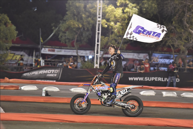 Farudilla Adam sukses merengkuh gelar Juara Umum FFA 250 SuperAdventure International Supermoto Race (SISR) Seri Kejurnas 2023.