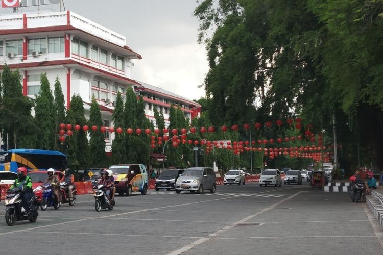 Lampion terpasang menghiasi Jalan Jenderal Sudirman di Solo, Jawa Tengah, Senin (6/1/2020).