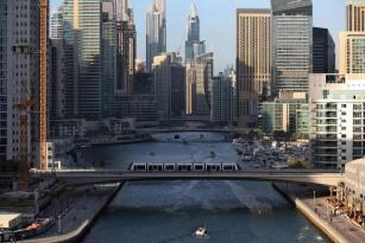 Trem melintasi jembatan di atas kanal di distrik Marina, Dubai, Uni Emirat Arab, 1 April 2015. Marina adalah salah satu dari banyak kawasan pencakar langit DUbai.