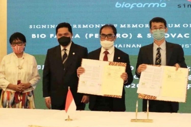 Menteri Luar Negari Retno Marsudi (kiri) dan Ketua Pelaksana Komite Penanganan Covid-19 dan Pemulihan Ekonomi Nasional (KPCPEN) Erick Thohir (kedua dari kiri) menyaksikan Penandatanganan kerja sama antara Bio Farma dan Sinovac terkait vaksin Covid-19 di Sanya, Hainan, Kamis (20/8/2020). 