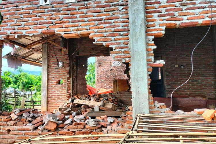 Tembok rumah pelaku pembunuhan rusak dibobol warga dan keluarga korban, Rabu (22/2/2023).