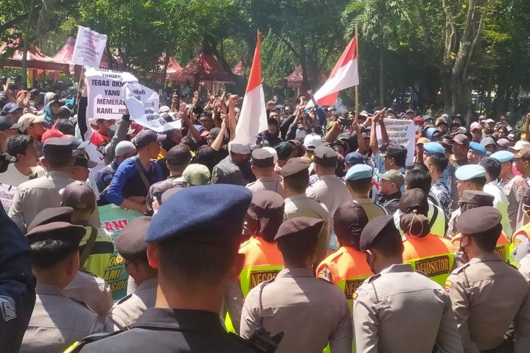 Petani di Kabupaten Bondowoso demo menuntut jatah pupuk subsidi 