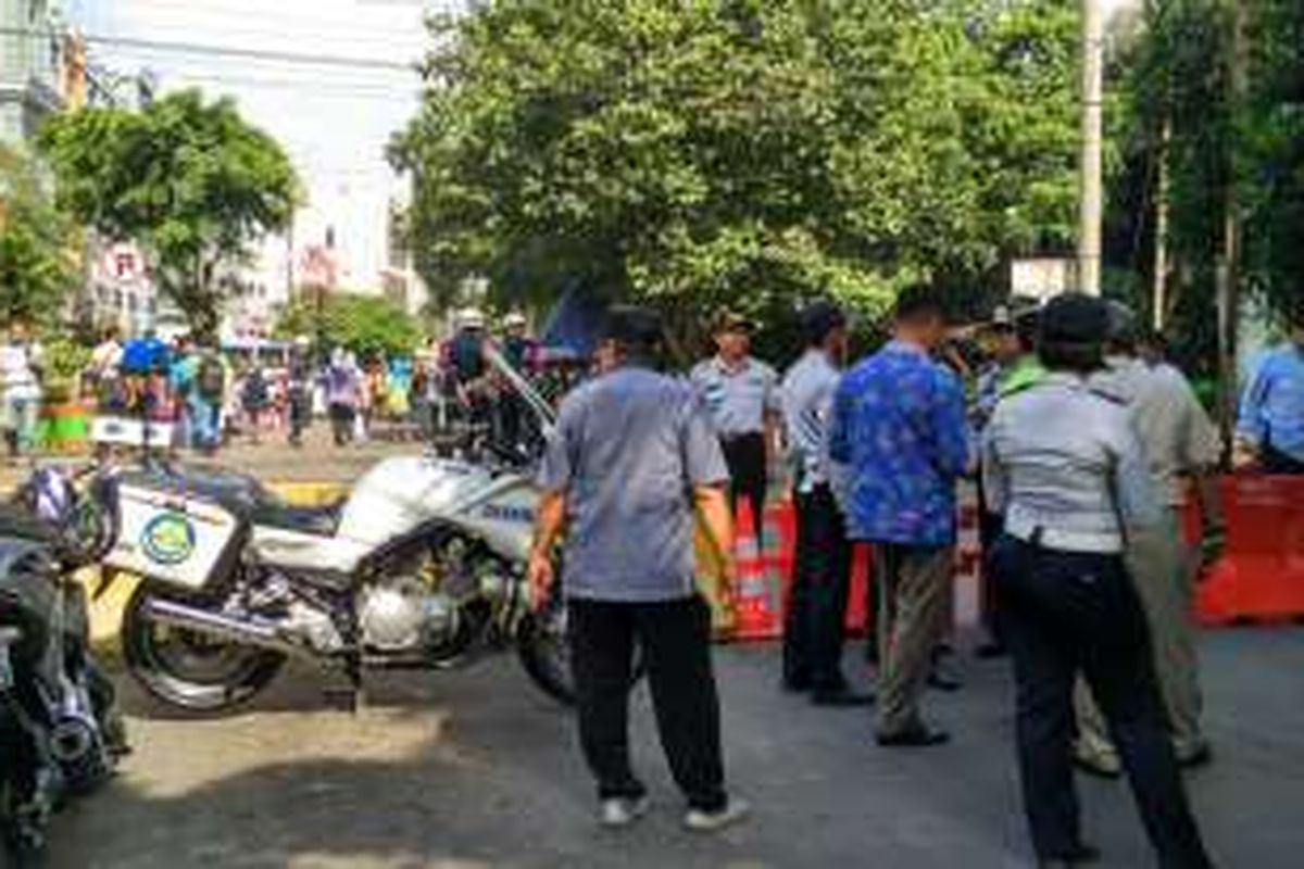 Uji coba penutupan pelintasan kereta di depan dan seberang Stasiun Tebet, Jakarta Selatan, mulai diberlakukan Kamis (7/4/2016) sekitar pukul 09.00 WIB. 