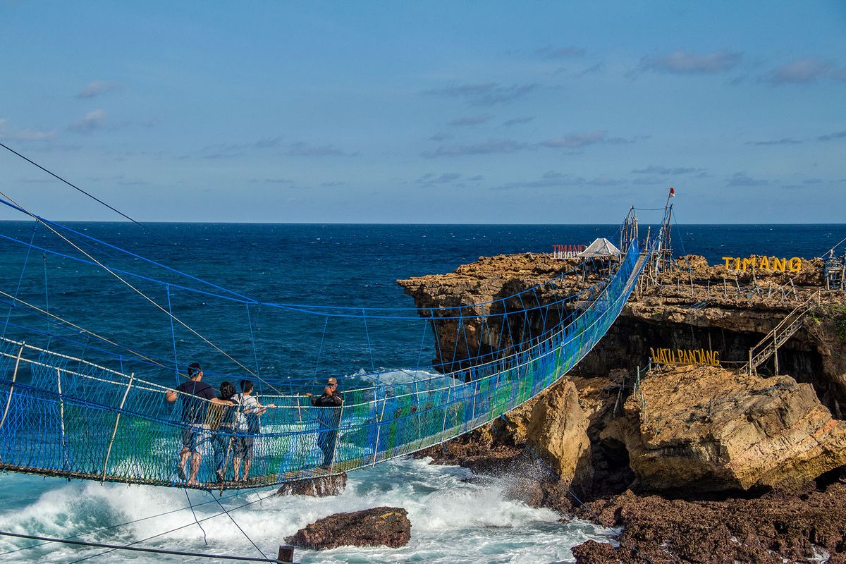 Jembatan Gantung di Pantai Timang.