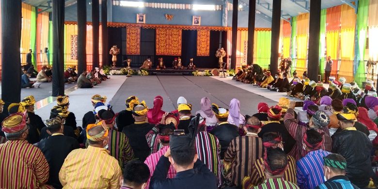 Presiden Joko Widodo menerima gelar adat Kesultanan Buton dengan sebutan La Ode Muhamad Joko Widodo Lakina Bawaangi Nusantara.